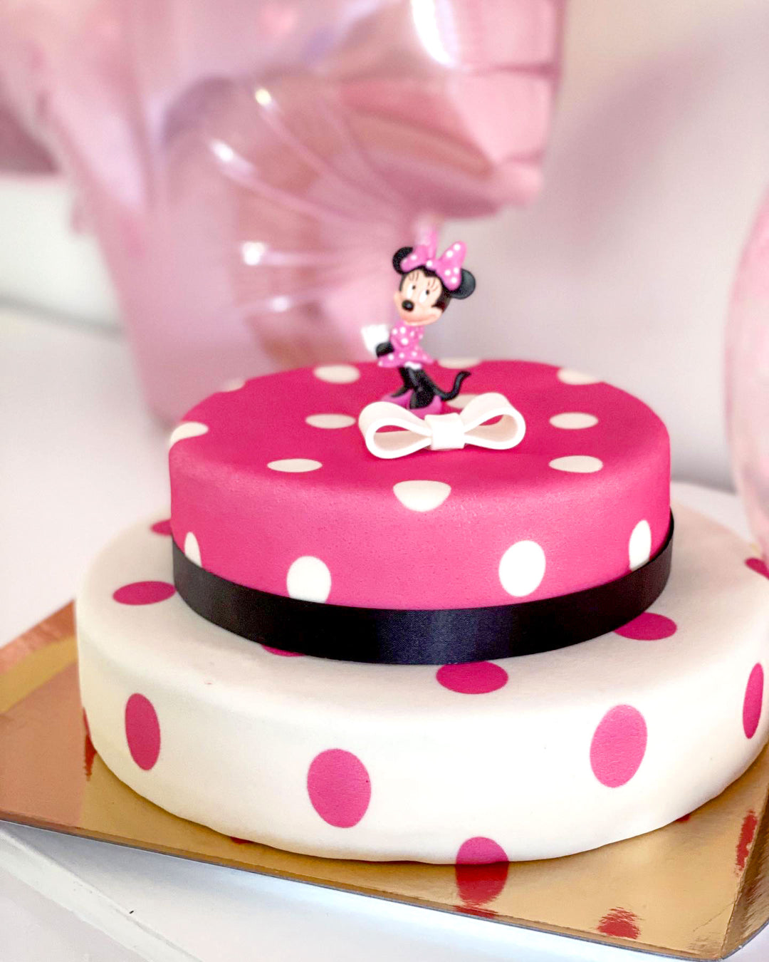 Minnie® la souris sur gâteau deux étages à pois