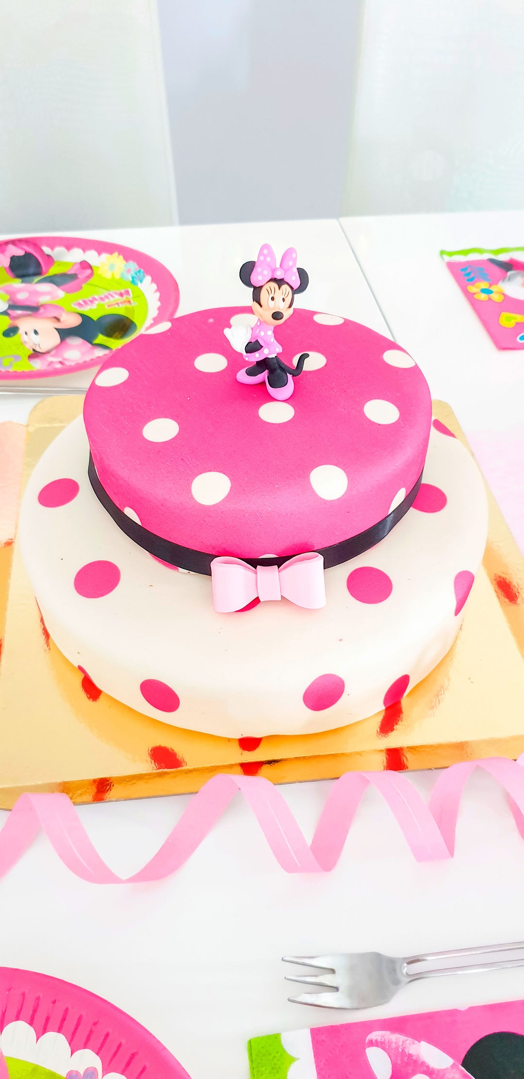 Minnie® la souris sur gâteau deux étages à pois