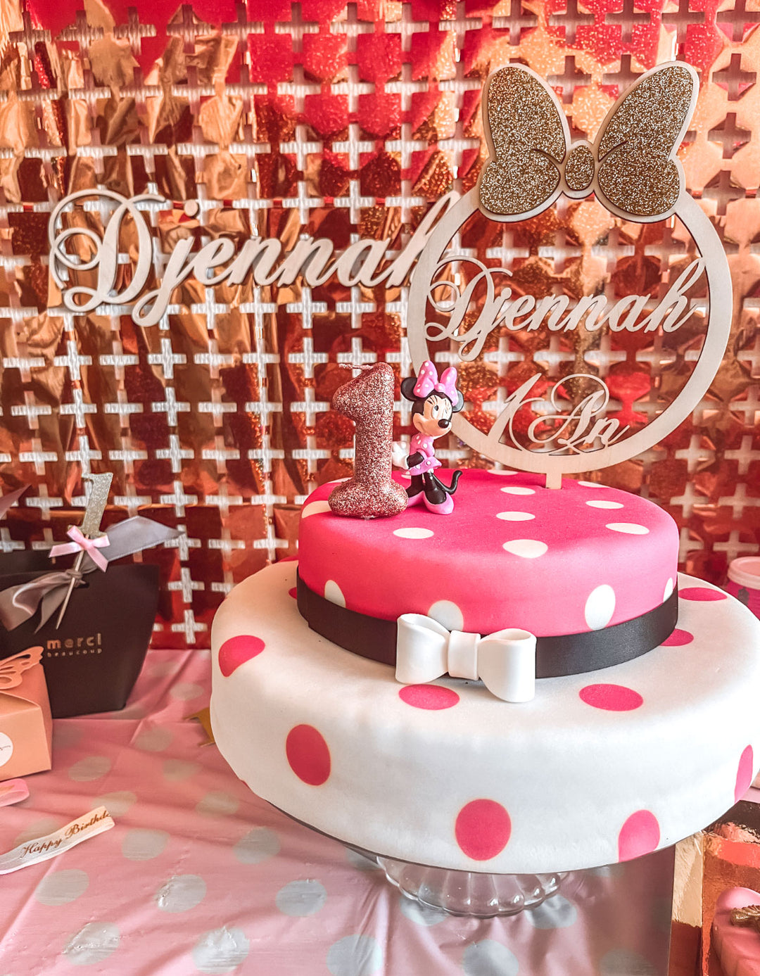 Minnie® la souris sur gâteau deux étages à pois