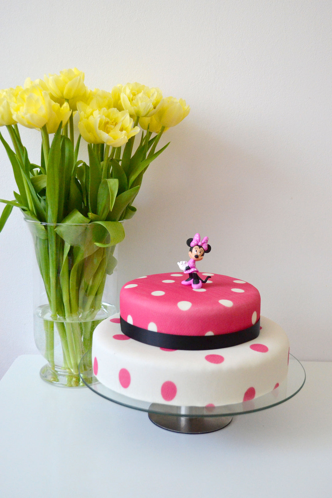 Minnie® la souris sur gâteau deux étages à pois