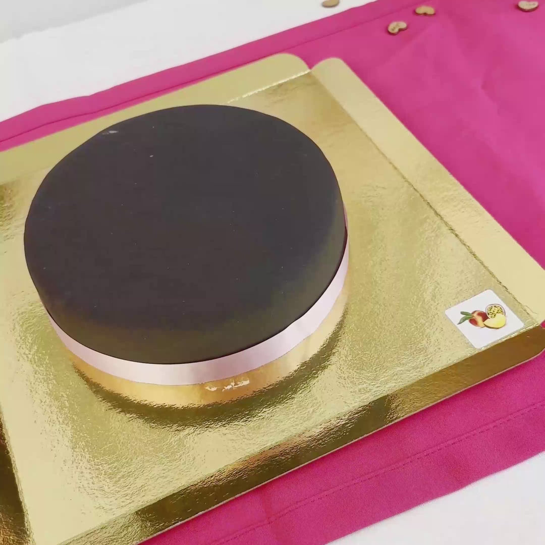 Gâteau noir avec ruban