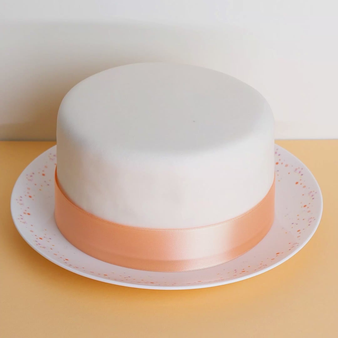 Gâteau Deluxe blanc avec ruban