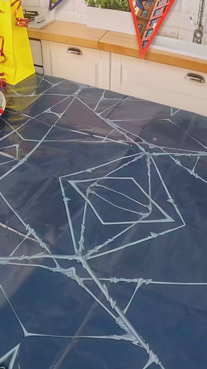 Figurine Spiderman® sur Gâteau avec toile d'araignée au-dessus de New York