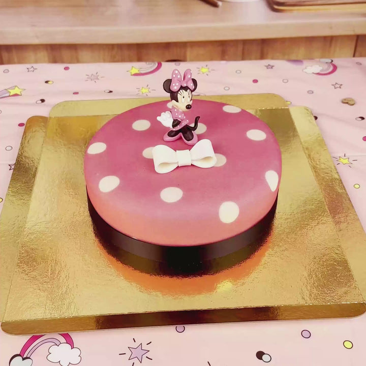 Minnie® sur gâteau rose à pois