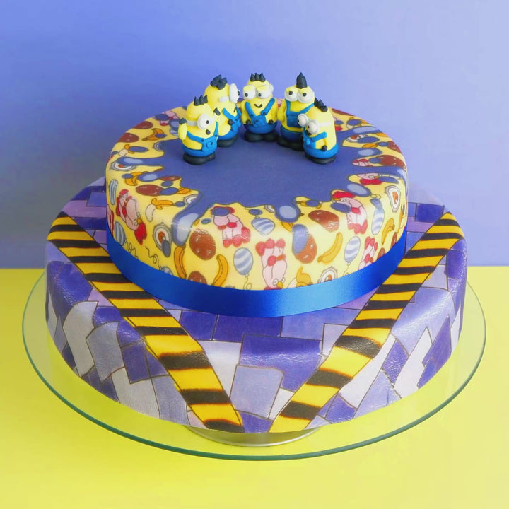Minions® sur gâteau à motif espiègle 2 étages