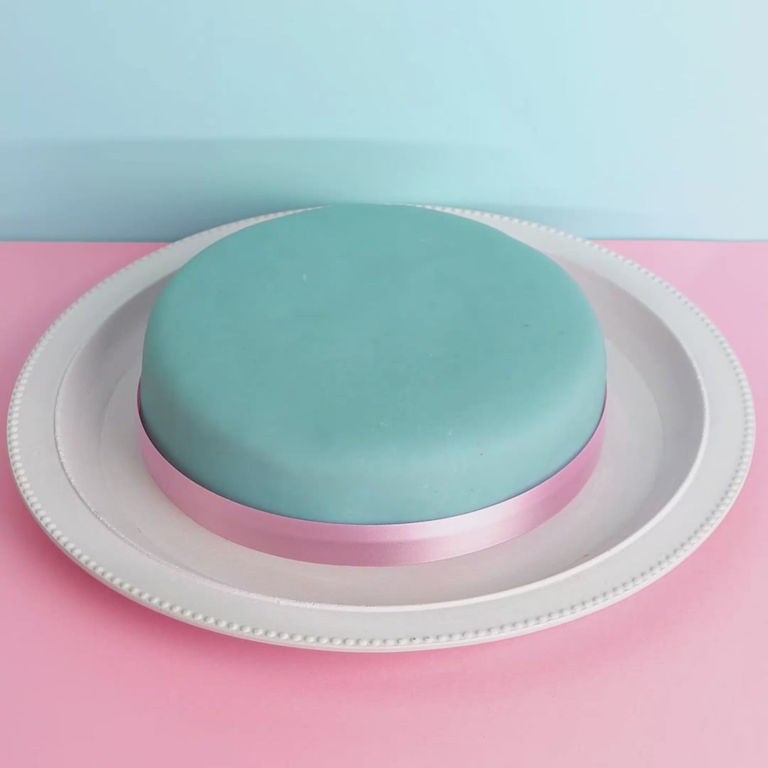Gâteau bleu avec ruban