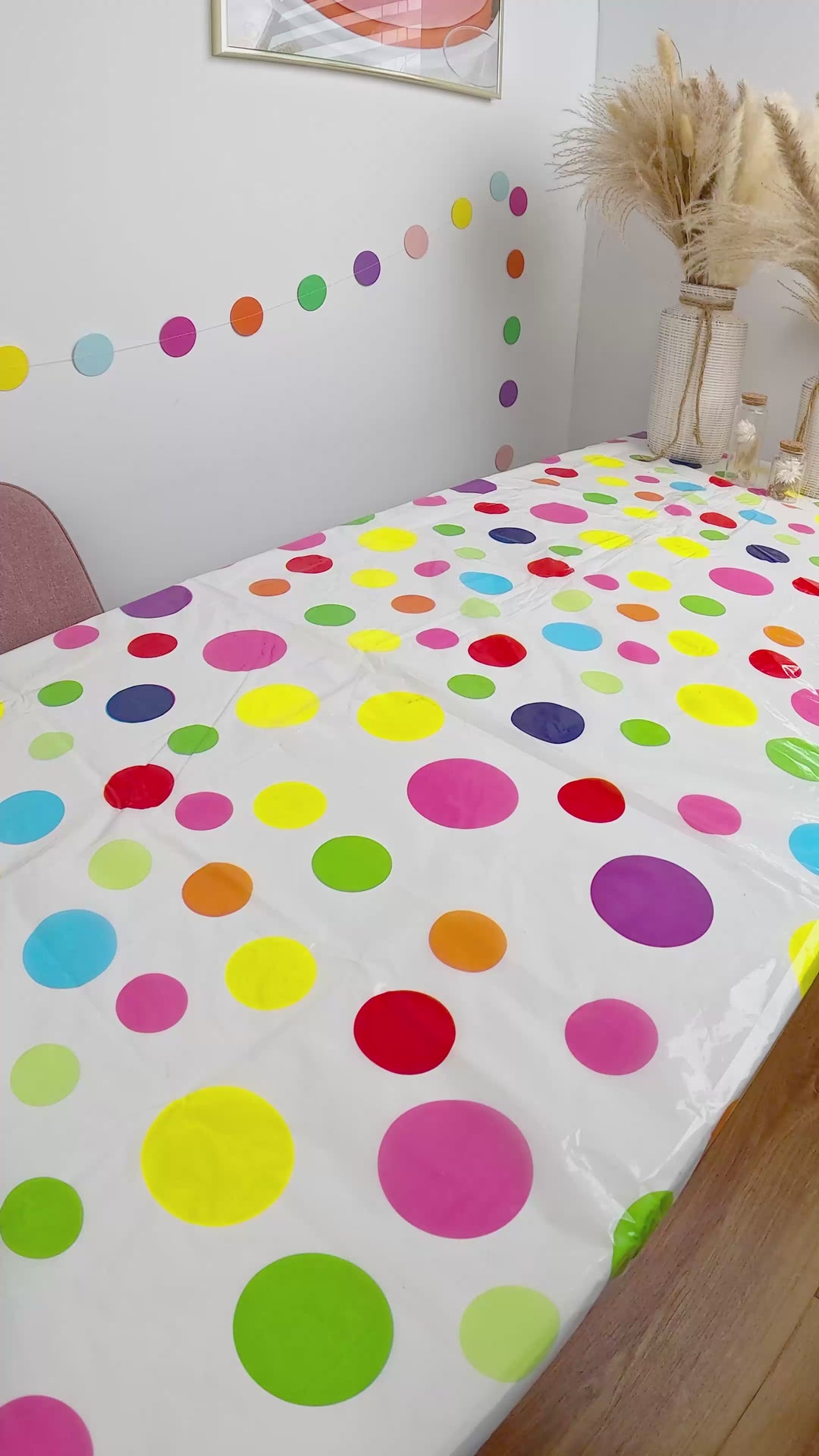 Bougies Pat'Patrouille® sur gâteau 2 étages avec pattes de chien roses