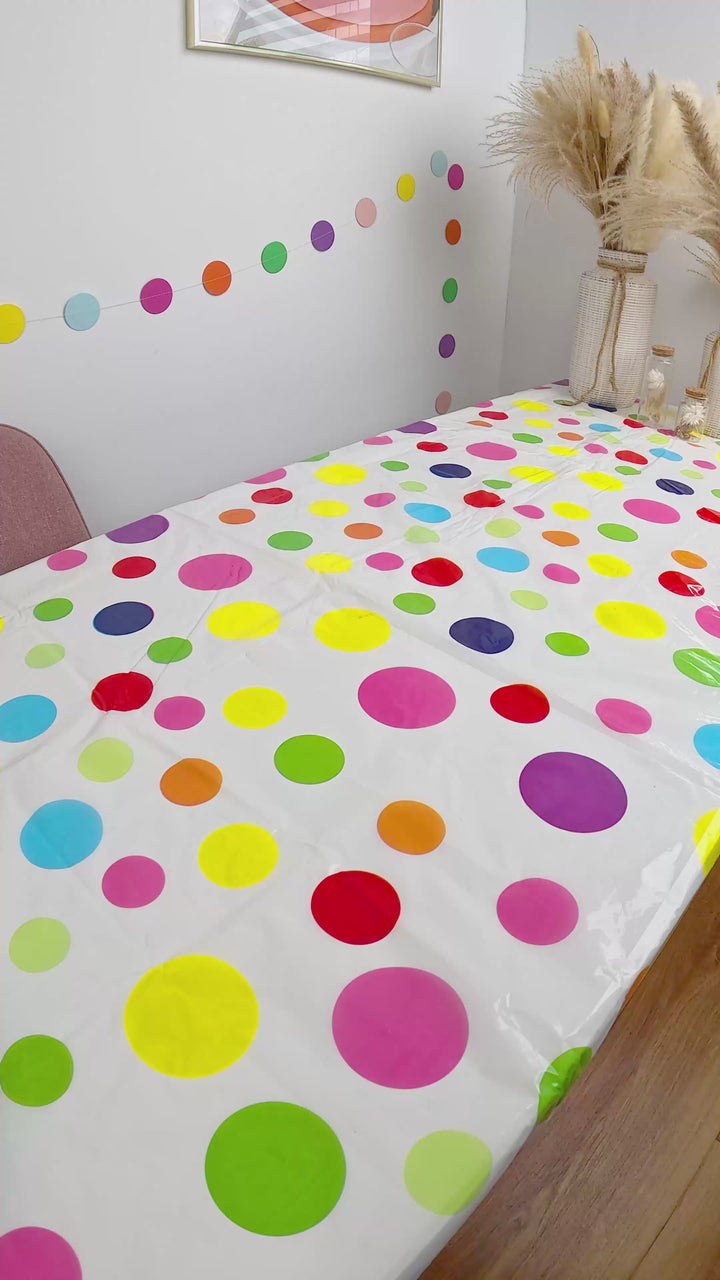 Bougies Pat'Patrouille® sur gâteau 2 étages avec pattes de chien roses