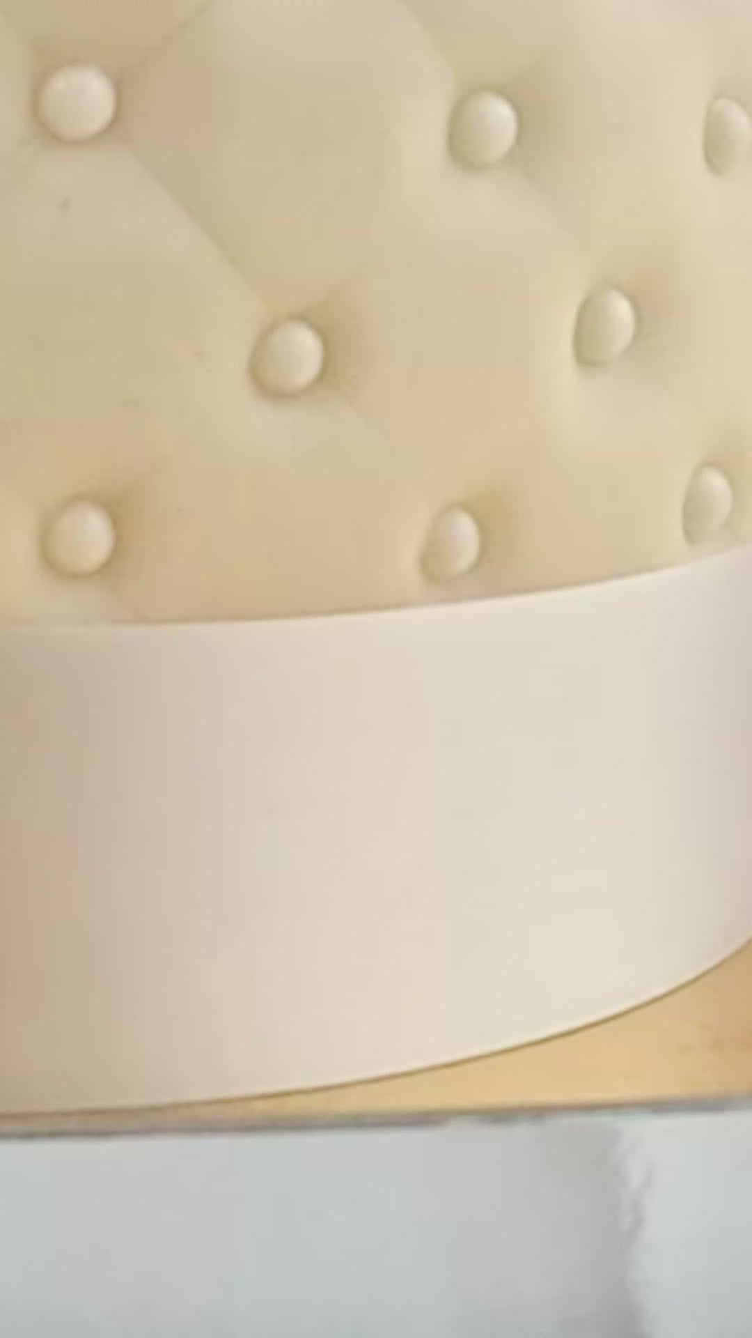 Gâteau "Happy Birthday" Deluxe (plusieurs coloris)