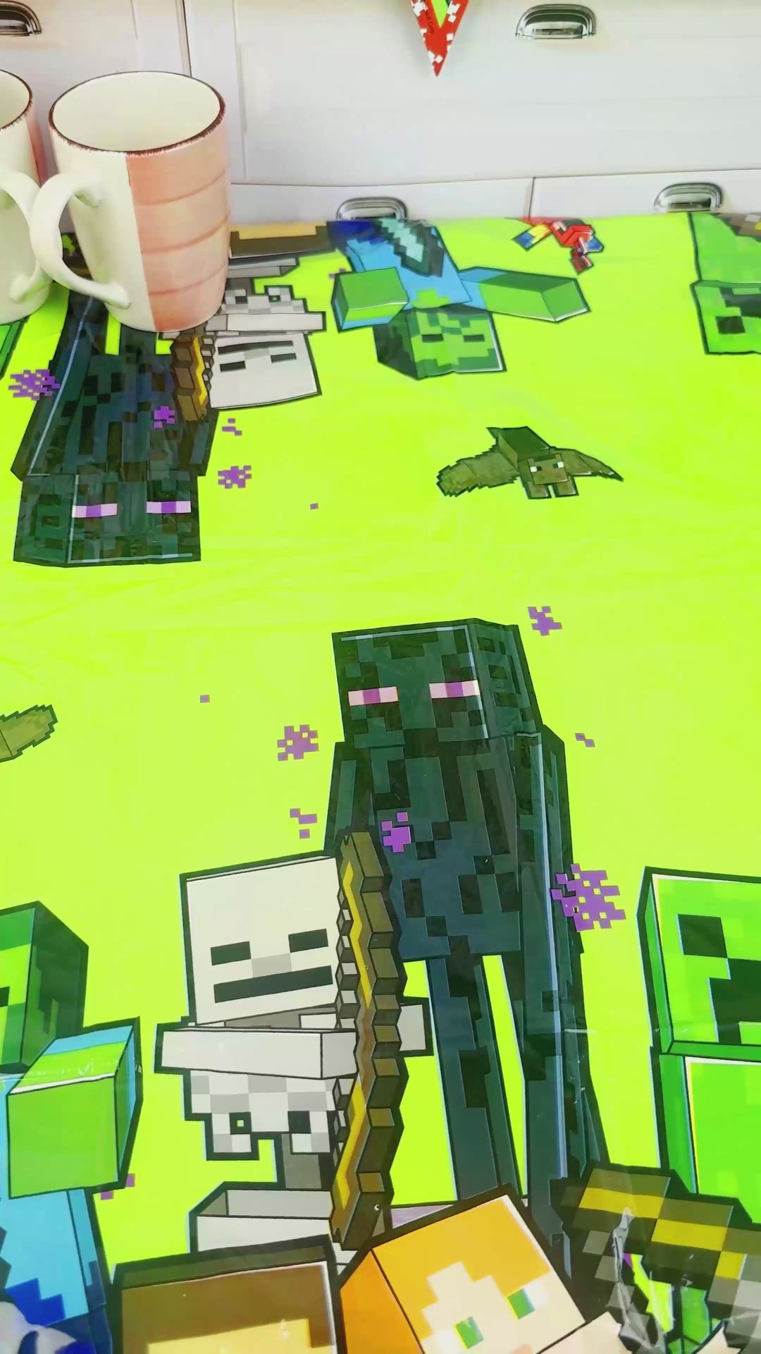 Figurines Minecraft® sur gâteau « monde des jeux » deux étages 