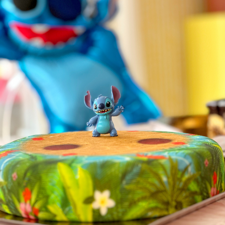 Stitch® sur gâteau plage tropicale