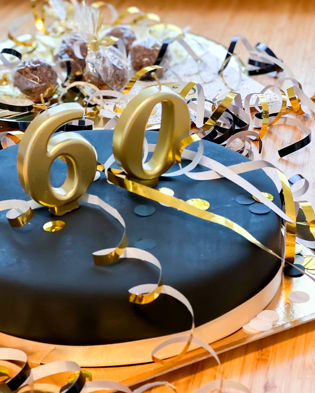 Gâteau noir avec ruban