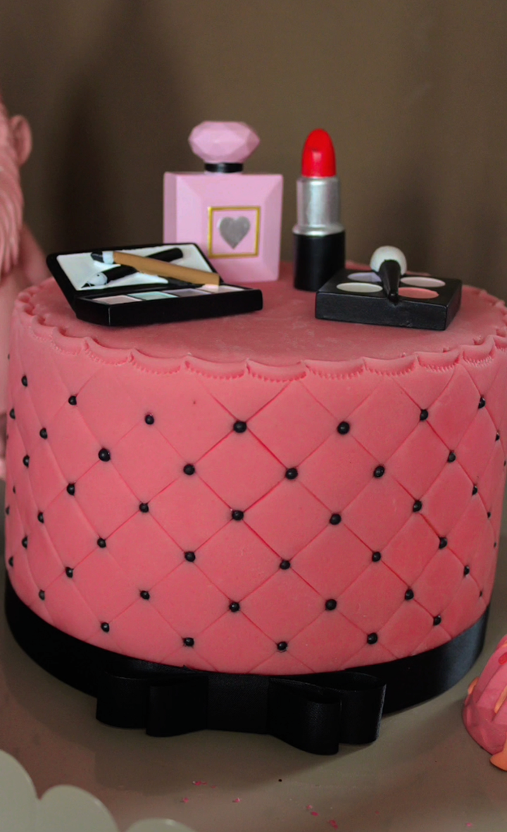 Gâteau Deluxe maquillage avec ruban noir