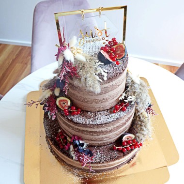 Gâteau de mariage bohème au chocolat à 3 étages, incluant décoration et cake-topper - pour 65 personnes