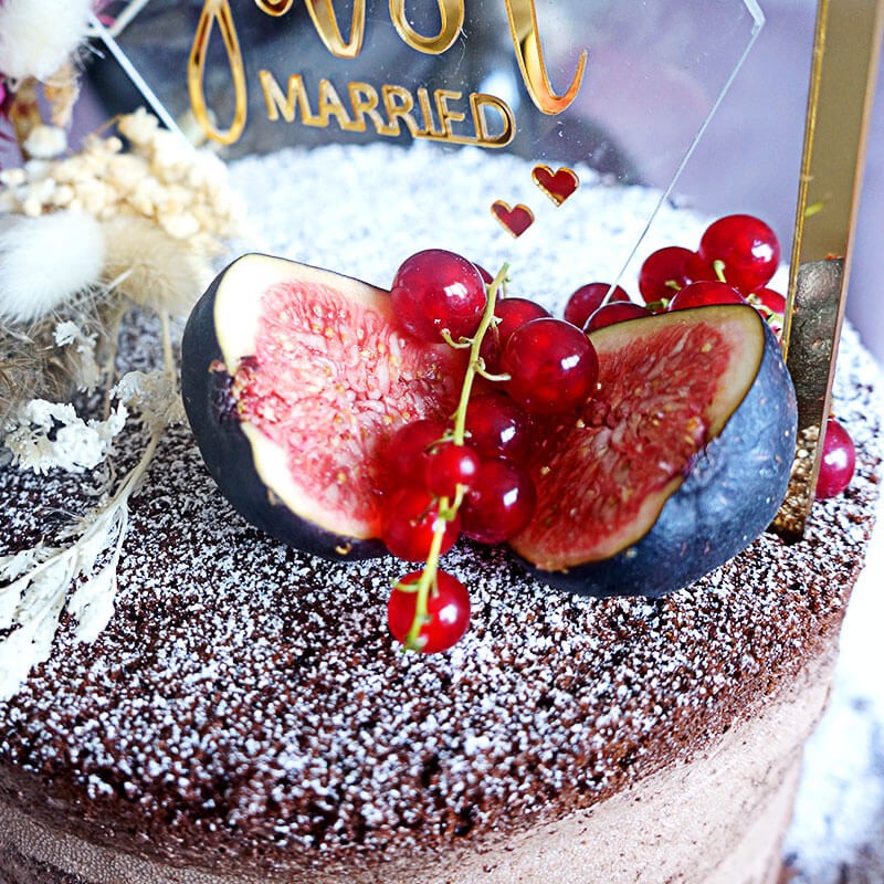 Gâteau de mariage bohème au chocolat à 2 étages, incluant décoration et cake-topper - pour 30 personnes