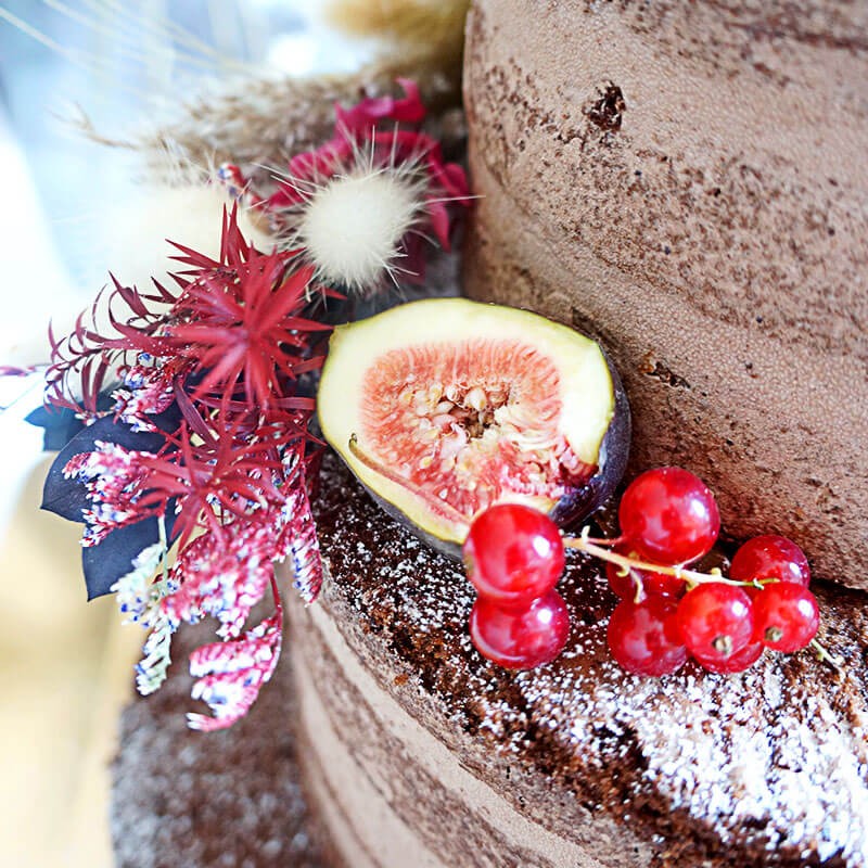 Gâteau de mariage bohème au chocolat à 3 étages, incluant décoration et cake-topper - pour 65 personnes