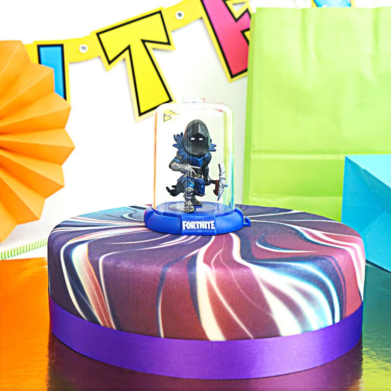 Fortnite Figur auf Galaxie-Torte